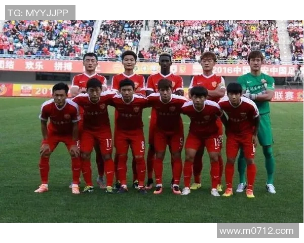 西安足球队在邀请赛中以61分稳居积分榜首位展现强劲实力 西安足球队在邀请赛中以61分稳居积分榜首位展现强劲实力