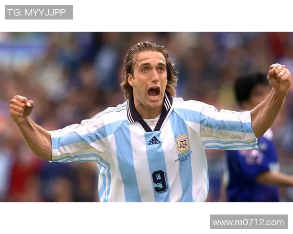 前足球明星的传奇人生与成就盘点及其对足球的影响分析 前足球明星的传奇人生与成就盘点及其对足球的影响分析