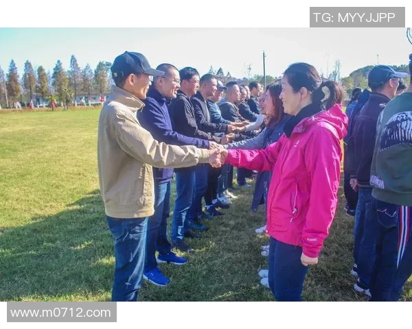 重庆羽毛球队在锦标赛中的团队协作表现分析与点评 重庆羽毛球队在锦标赛中的团队协作表现分析与点评